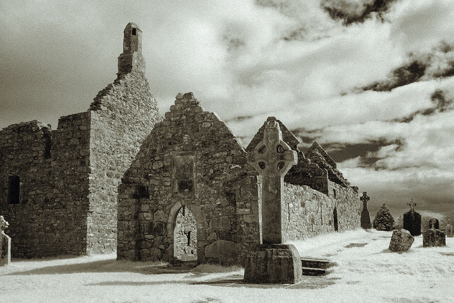 South Cross, Temple Dowling and Temple Hurpan, Clonmacnoise monastic settlement