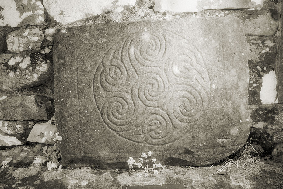 Carrowntemple slab No.3, elaborate triskele within a rough circle